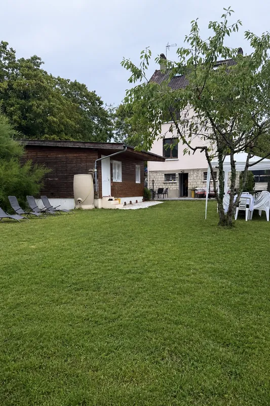 Vue du jardin avec la tonnelle installée