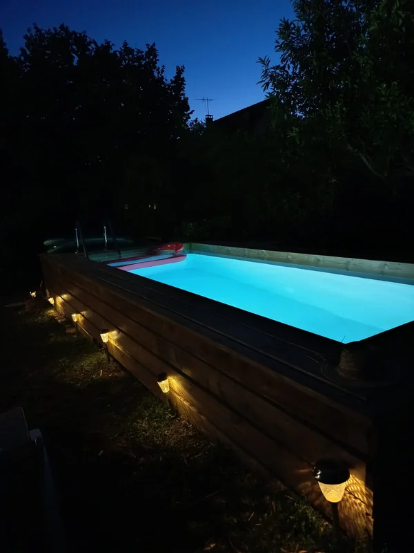 Piscine du jardin de Sarcelles illuminée la nuit avec éclairage d'ambiance
