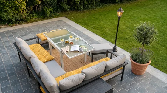 Vue aérienne du salon de jardin avec coussins jaunes sur la terrasse carrelée