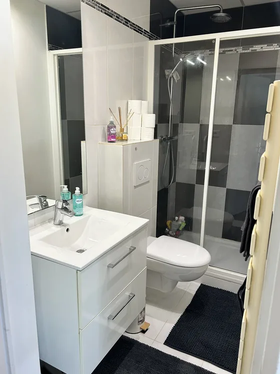 Salle de bain de la dépendance vue d'ensemble avec douche à l'italienne