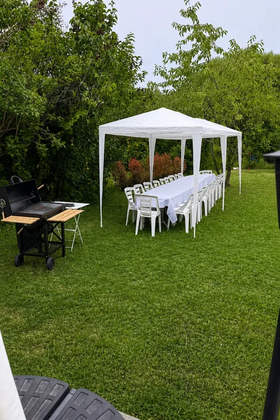 Tonnelle et grande tablée dressée dans le jardin
