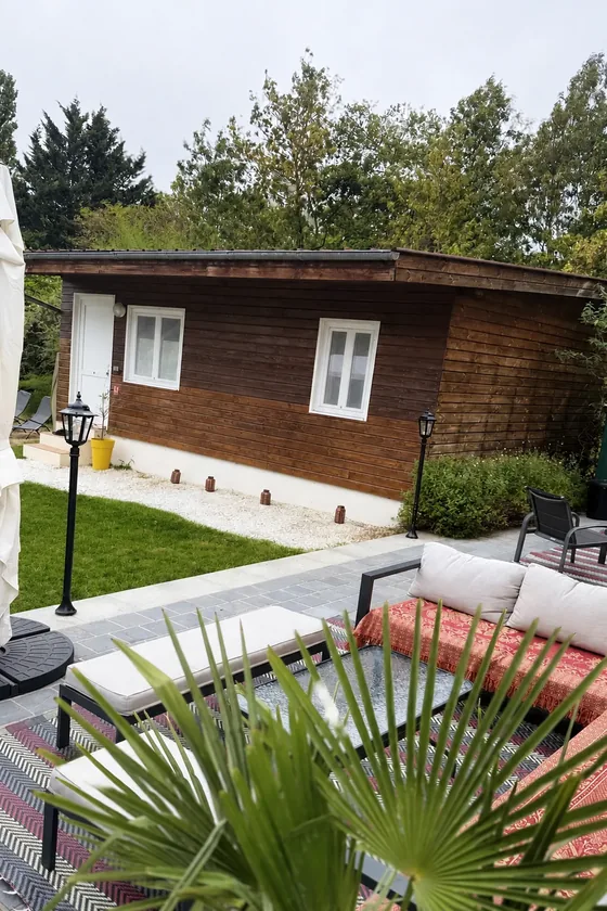 Chalet en bois et terrasse du jardin