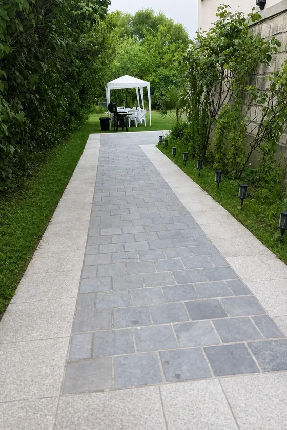 Allée menant à la tonnelle installée dans le jardin