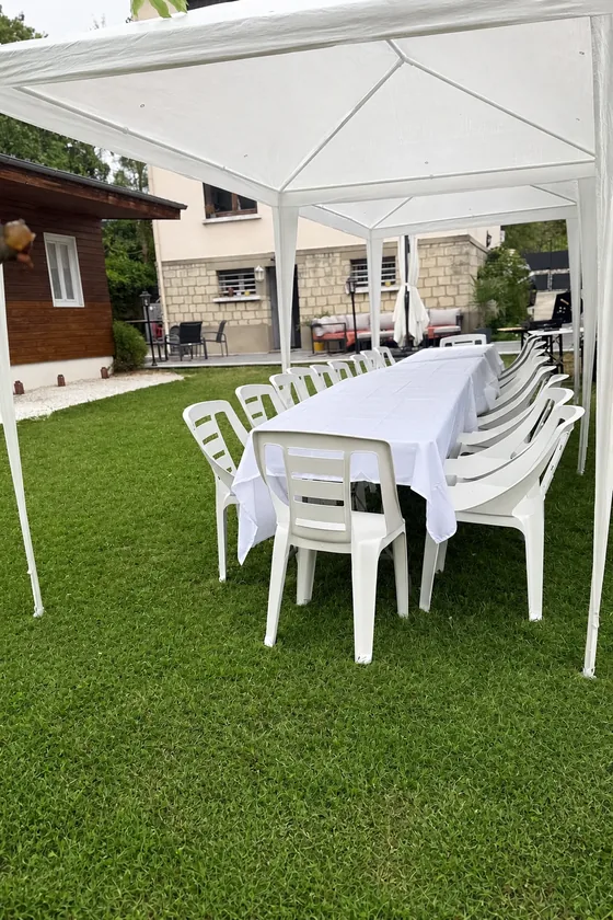 Table dressée sous la tonnelle