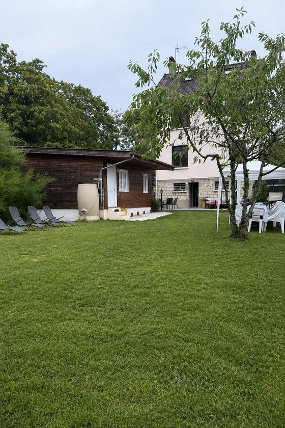 Vue du jardin avec la tonnelle installée
