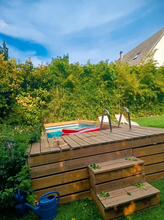 Piscine surélevée avec bouée gonflable rouge, jardin de bambous à Sarcelles
