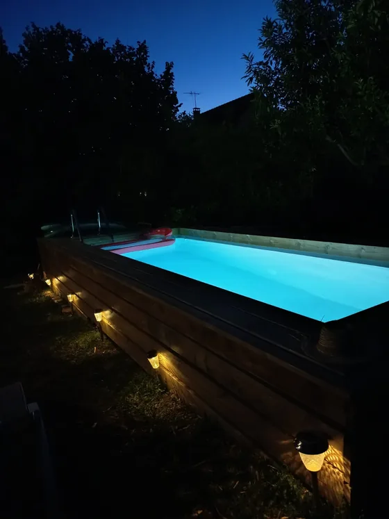 Piscine du jardin de Sarcelles illuminée la nuit avec éclairage d'ambiance